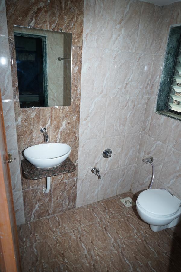Hotel Umesh Даман Екстериор снимка