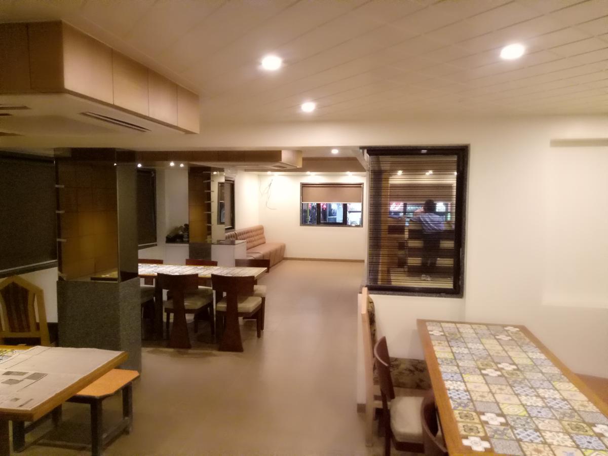 Hotel Umesh Даман Екстериор снимка